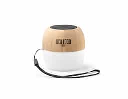 Caixa de som em bambu com pega em PP. Contém 3 diferentes luzes LED e transmissão sem fios BT v5.0 para se conectar ao seu dispositivo móvel. Possui uma potência de 3W, capacidade até 300 mAh e autonomia aproximada de 2 horas.