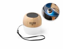 Caixa de som em bambu com pega em PP. Contém 3 diferentes luzes LED e transmissão sem fios BT v5.0 para se conectar ao seu dispositivo móvel. Possui uma potência de 3W, capacidade até 300 mAh e autonomia aproximada de 2 horas.