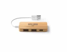 Hub em bambu com 2 portas USB-A e 1 porta USB-C. Permite transferência de dados
