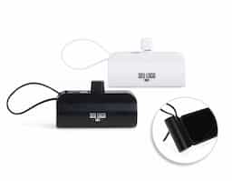 Power bank 5.000mAh plástico com indicadores de bateria em LED, contém haste de suporte para celulares com a entrada Lightning e cabo tipo-C acoplado. Acompanha cabo USB Tipo-C.
