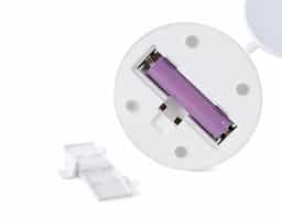  Luminária articulável recarregável com 10 leds e funcionamento touch, material plástico. Contém três estágios de iluminação com regulagem de intensidade touch: luz fria (branca), luz quente (amarela) e luz mista (branca e amarela). Base com botão para ligar e desligar. Acompanha uma bateria de lítio e cabo USB para carregamento.