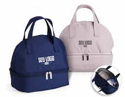 Bolsa térmica dupla confeccionada em tecido Oxford, material resistente e adequado para uso contínuo. Possui capacidade total de 9 litros, distribuída em dois compartimentos térmicos isolados, que permitem separar alimentos e bebidas mantendo a eficiência térmica. As alças de mão facilitam o transporte e garantem praticidade no uso diário. Seu design funcional favorece a organização e o aproveitamento do espaço, tornando-se um brinde corporativo útil, versátil e alinhado a rotinas práticas, com presença constante no cotidiano do usuário.