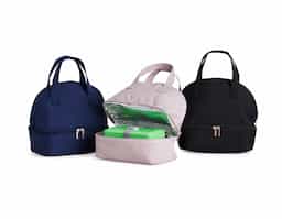 Bolsa térmica dupla confeccionada em tecido Oxford, material resistente e adequado para uso contínuo. Possui capacidade total de 9 litros, distribuída em dois compartimentos térmicos isolados, que permitem separar alimentos e bebidas mantendo a eficiência térmica. As alças de mão facilitam o transporte e garantem praticidade no uso diário. Seu design funcional favorece a organização e o aproveitamento do espaço, tornando-se um brinde corporativo útil, versátil e alinhado a rotinas práticas, com presença constante no cotidiano do usuário.