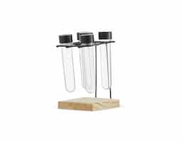 Kit porta temperos com cinco tubetes plásticos em base de madeira com estrutura metálica.