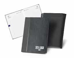 Agenda A5 com capa em rPET e PU reciclado. É organizada num plano diário, possui um bolso frontal ideal para guardar notas e outros documentos e marcador em fita. Fornecido com bolsa preta non-woven. 148 x 210 mm  Bolsa: 205 x 250 mm
