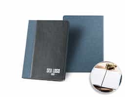 Agenda A5 com capa em rPET e PU reciclado. É organizada num plano diário, possui um bolso frontal ideal para guardar notas e outros documentos e marcador em fita. Fornecido com bolsa preta non-woven. 148 x 210 mm  Bolsa: 205 x 250 mm