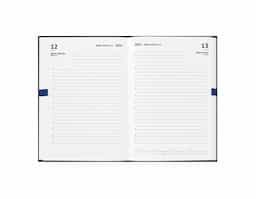 Agenda A5 com capa em rPET e PU reciclado. É organizada num plano diário, possui um bolso frontal ideal para guardar notas e outros documentos e marcador em fita. Fornecido com bolsa preta non-woven. 148 x 210 mm  Bolsa: 205 x 250 mm