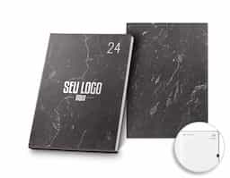 Agenda A5 com capa rígida em papel pedra e marcador em fita, com aspeto mármore e cantos retos. Está organizada num plano diário. 148 x 210 mm