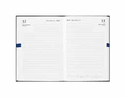 Agenda A5 com capa rígida em papel pedra e marcador em fita, com aspeto mármore e cantos retos. Está organizada num plano diário. 148 x 210 mm