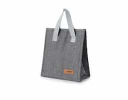 Bolsa térmica confeccionada em tecido Oxford, com capacidade aproximada de 6 litros, desenvolvida para o transporte prático de alimentos e bebidas. Possui fechamento em velcro que facilita o manuseio e acesso ao compartimento interno. Conta ainda com alças de mão que proporcionam maior comodidade no transporte e plaquinha fixa destinada à personalização, agregando valor ao produto e tornando-o adequado para ações promocionais e brindes corporativos.