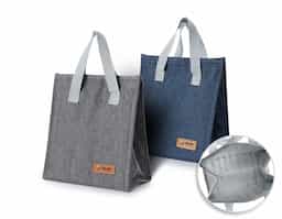 Bolsa térmica confeccionada em tecido Oxford, com capacidade aproximada de 6 litros, desenvolvida para o transporte prático de alimentos e bebidas. Possui fechamento em velcro que facilita o manuseio e acesso ao compartimento interno. Conta ainda com alças de mão que proporcionam maior comodidade no transporte e plaquinha fixa destinada à personalização, agregando valor ao produto e tornando-o adequado para ações promocionais e brindes corporativos.