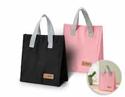 Bolsa térmica confeccionada em tecido Oxford, com capacidade aproximada de 6 litros, desenvolvida para o transporte prático de alimentos e bebidas. Possui fechamento em velcro que facilita o manuseio e acesso ao compartimento interno. Conta ainda com alças de mão que proporcionam maior comodidade no transporte e plaquinha fixa destinada à personalização, agregando valor ao produto e tornando-o adequado para ações promocionais e brindes corporativos.