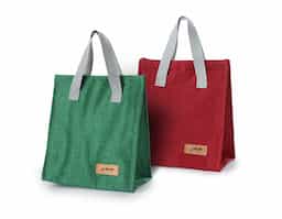 Bolsa térmica confeccionada em tecido Oxford, com capacidade aproximada de 6 litros, desenvolvida para o transporte prático de alimentos e bebidas. Possui fechamento em velcro que facilita o manuseio e acesso ao compartimento interno. Conta ainda com alças de mão que proporcionam maior comodidade no transporte e plaquinha fixa destinada à personalização, agregando valor ao produto e tornando-o adequado para ações promocionais e brindes corporativos.
