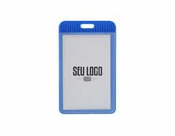 Porta crachá ou porta credencial em plástico resistente. Suporte com visor transparente removível e abertura superior para prender o cordão.