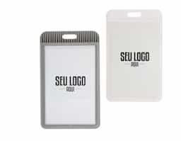 Porta crachá ou porta credencial em plástico resistente. Suporte com visor transparente removível e abertura superior para prender o cordão.