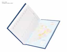 Agenda 2026 com capa dura em cromato. Contém páginas dedicadas a dados pessoais, calendários de 2025 até 2027, orçamento pessoal, anotações, planejamentos mensais, lista de contatos e mapas.

