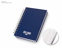 Agenda 2026 com capa em cromato e encadernação em Wire-O metálico. Conta com páginas dedicadas para dados pessoais, calendários de 2025 a 2027, orçamento pessoal, planejamento mensal, espaço para anotações diárias e lista de contatos e aniversários.
