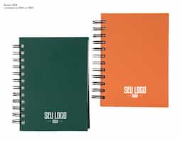 Agenda 2026 com capa em cromato e encadernação em Wire-O metálico. Conta com páginas dedicadas para dados pessoais, calendários de 2025 a 2027, orçamento pessoal, planejamento mensal, espaço para anotações diárias e lista de contatos e aniversários.

