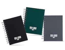 Agenda 2026 com capa emborrachada e encadernação em Wire-O metálico. Conta com páginas dedicadas para dados pessoais, calendários de 2025 a 2027, orçamento pessoal, planejamento mensal, espaço para anotações diárias e lista de contatos e aniversários.