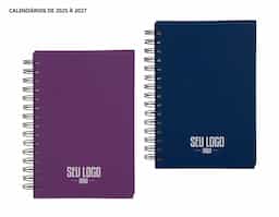 Agenda modelo 2025 com capa dura em cromato e encadernação em Wire-O. Contém páginas dedicadas a dados pessoais, calendários de 2025 até 2027, orçamentos mensais, anotações, planejamentos mensais, lista de contatos e mapas.