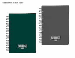 Agenda modelo 2025 com capa dura em cromato e encadernação em Wire-O. Contém páginas dedicadas a dados pessoais, calendários de 2025 até 2027, orçamentos mensais, anotações, planejamentos mensais, lista de contatos e mapas.