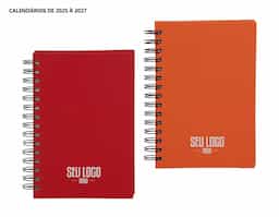 Agenda modelo 2025 com capa dura em cromato e encadernação em Wire-O. Contém páginas dedicadas a dados pessoais, calendários de 2025 até 2027, orçamentos mensais, anotações, planejamentos mensais, lista de contatos e mapas.