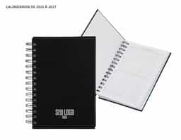Agenda modelo 2025 com capa dura em cromato e encadernação em Wire-O. Contém páginas dedicadas a dados pessoais, calendários de 2025 até 2027, orçamentos mensais, anotações, planejamentos mensais, lista de contatos e mapas.