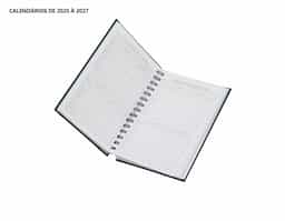 Agenda modelo 2025 com capa dura em cromato e encadernação em Wire-O. Contém páginas dedicadas a dados pessoais, calendários de 2025 até 2027, orçamentos mensais, anotações, planejamentos mensais, lista de contatos e mapas.