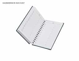 Agenda modelo 2025 com capa dura em cromato e encadernação em Wire-O. Contém páginas dedicadas a dados pessoais, calendários de 2025 até 2027, orçamentos mensais, anotações, planejamentos mensais, lista de contatos e mapas.