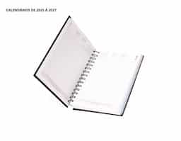 Agenda 2026 com capa emborrachada e Wire-O metálico. Contém páginas para dados pessoais, calendários de 2025 até 2027, orçamentos pessoais, anotações, planejamento mensal, endereços de contato e mapas.