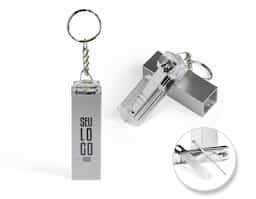 Chaveiro kit manicure 4 peças em estojo plástico. Possui lixa, pinça, empurrador de cutícula e cortador de unha preso. Estojo com berço plástico para acomodação das peças.