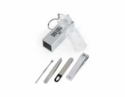 Chaveiro kit manicure 4 peças em estojo plástico. Possui lixa, pinça, empurrador de cutícula e cortador de unha preso. Estojo com berço plástico para acomodação das peças.