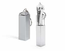 Chaveiro kit manicure 4 peças em estojo plástico. Possui lixa, pinça, empurrador de cutícula e cortador de unha preso. Estojo com berço plástico para acomodação das peças.