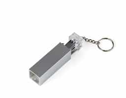 Chaveiro kit manicure 4 peças em estojo plástico. Possui lixa, pinça, empurrador de cutícula e cortador de unha preso. Estojo com berço plástico para acomodação das peças.