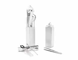 Chaveiro kit manicure 4 peças em estojo plástico. Possui lixa, pinça, empurrador de cutícula e cortador de unha preso. Estojo com berço plástico para acomodação das peças.