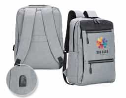 Mochila de nylon 20 litros com detalhe em couro sintético e quatro compartimentos, sendo o principal com bolso para notebook 156. Com divisórias internas para acessórios, a mochila possui bolso lateral, suporte externo USB e alça para encaixe em malas de viagem.