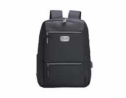 Mochila de nylon 20 litros com detalhe em couro sintético e quatro compartimentos, sendo o principal com bolso para notebook 156. Com divisórias internas para acessórios, a mochila possui bolso lateral, suporte externo USB e alça para encaixe em malas de viagem.