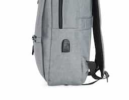 Mochila de nylon 20 litros com detalhe em couro sintético e quatro compartimentos, sendo o principal com bolso para notebook 156. Com divisórias internas para acessórios, a mochila possui bolso lateral, suporte externo USB e alça para encaixe em malas de viagem.