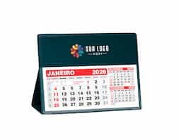 Calendário de mesa grande em PVC, com refil 2027 incluso. Ideal para mesas de escritório, oferece praticidade, organização e ótima apresentação.