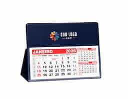 Calendário de mesa grande em PVC, com refil 2027 incluso. Ideal para mesas de escritório, oferece praticidade, organização e ótima apresentação.
