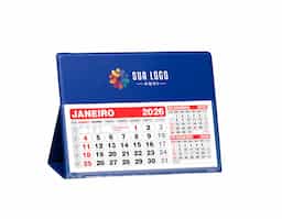 Calendário de mesa grande em PVC, com refil 2027 incluso. Ideal para mesas de escritório, oferece praticidade, organização e ótima apresentação.