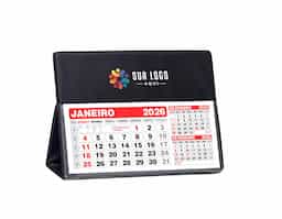 Calendário de mesa grande em PVC, com refil 2027 incluso. Ideal para mesas de escritório, oferece praticidade, organização e ótima apresentação.