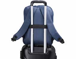 Mochila de nylon 26 Litros com detalhes em couro sintético e quatro compartimentos, sendo o principal com bolso para notebook 15,6. Com divisórias internas para acessórios, a mochila possui bolso lateral, suporte externo USB e alça para engate em malas de viagem.