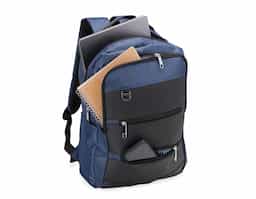 Mochila de nylon 26 Litros com detalhes em couro sintético e quatro compartimentos, sendo o principal com bolso para notebook 15,6. Com divisórias internas para acessórios, a mochila possui bolso lateral, suporte externo USB e alça para engate em malas de viagem.