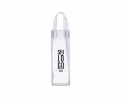 Sacola plástica para gelo com alça. Icebag serve para transportar garrafas exemplo: vinho, champagne, vodka... Basta colocar gelo e transportar seu cooler prático. OBS.: Para prolongar a vida útil do material pvc, atente-se as condições ideais de armazenamento: mantenha o material em local seco e arejado, livre da exposição ao sol e altas temperaturas. Após a utilização da icebag com gelo, certifique-se de secar completamente o material antes de guardá-lo, pois o armazenamento deste em estado úmido poderá comprometer a sua vida útil.