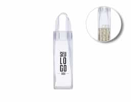 Sacola plástica para gelo com alça. Icebag serve para transportar garrafas exemplo: vinho, champagne, vodka... Basta colocar gelo e transportar seu cooler prático. OBS.: Para prolongar a vida útil do material pvc, atente-se as condições ideais de armazenamento: mantenha o material em local seco e arejado, livre da exposição ao sol e altas temperaturas. Após a utilização da icebag com gelo, certifique-se de secar completamente o material antes de guardá-lo, pois o armazenamento deste em estado úmido poderá comprometer a sua vida útil.