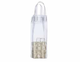 Sacola plástica para gelo com alça. Icebag serve para transportar garrafas exemplo: vinho, champagne, vodka... Basta colocar gelo e transportar seu cooler prático. OBS.: Para prolongar a vida útil do material pvc, atente-se as condições ideais de armazenamento: mantenha o material em local seco e arejado, livre da exposição ao sol e altas temperaturas. Após a utilização da icebag com gelo, certifique-se de secar completamente o material antes de guardá-lo, pois o armazenamento deste em estado úmido poderá comprometer a sua vida útil.