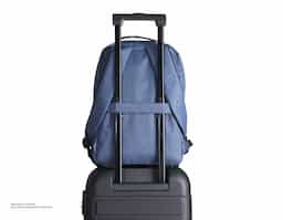 Mochila de nylon 21 litros com dois compartimentos, sendo o principal com bolso para notebook 156. Com divisórias internas para acessórios, a mochila possui bolso lateral, suporte externo usb e alça para encaixe em malas de viagem. 40x30x18