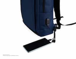 Mochila de nylon 21 litros com detalhes emborrachados e dois compartimentos, sendo o principal com bolso para notebook 15,6. Com divisórias internas para acessórios, a mochila possui bolso lateral e suporte externo usb.. 42x30x17
