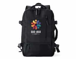Mochila de nylon 20 litros com quatro compartimentos, sendo o principal com bolso para notebook 15,6 e tablet 12,4. Com divisórias internas para acessórios e porta chave, a mochila possui adaptador USB externo, alça para encaixe em malas de viagem, alças de compensação, duas alças de mãos, área costada com revestimento espumado e alças para as costas com faixas refletivas e revestimento espumado 44x28x17